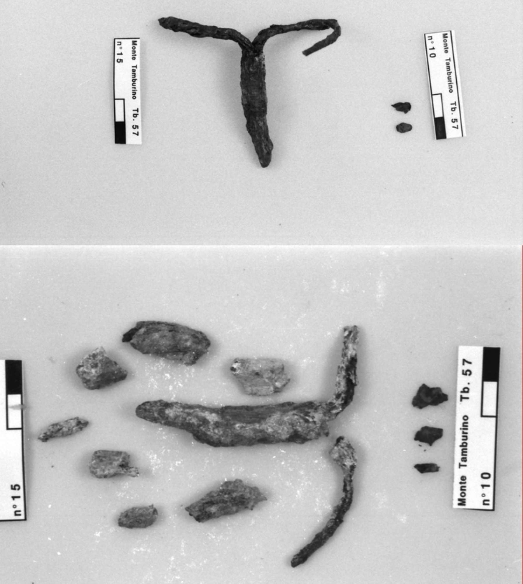 laminetta di bronzo e cimasa di candelabro in ferro prima del restauro